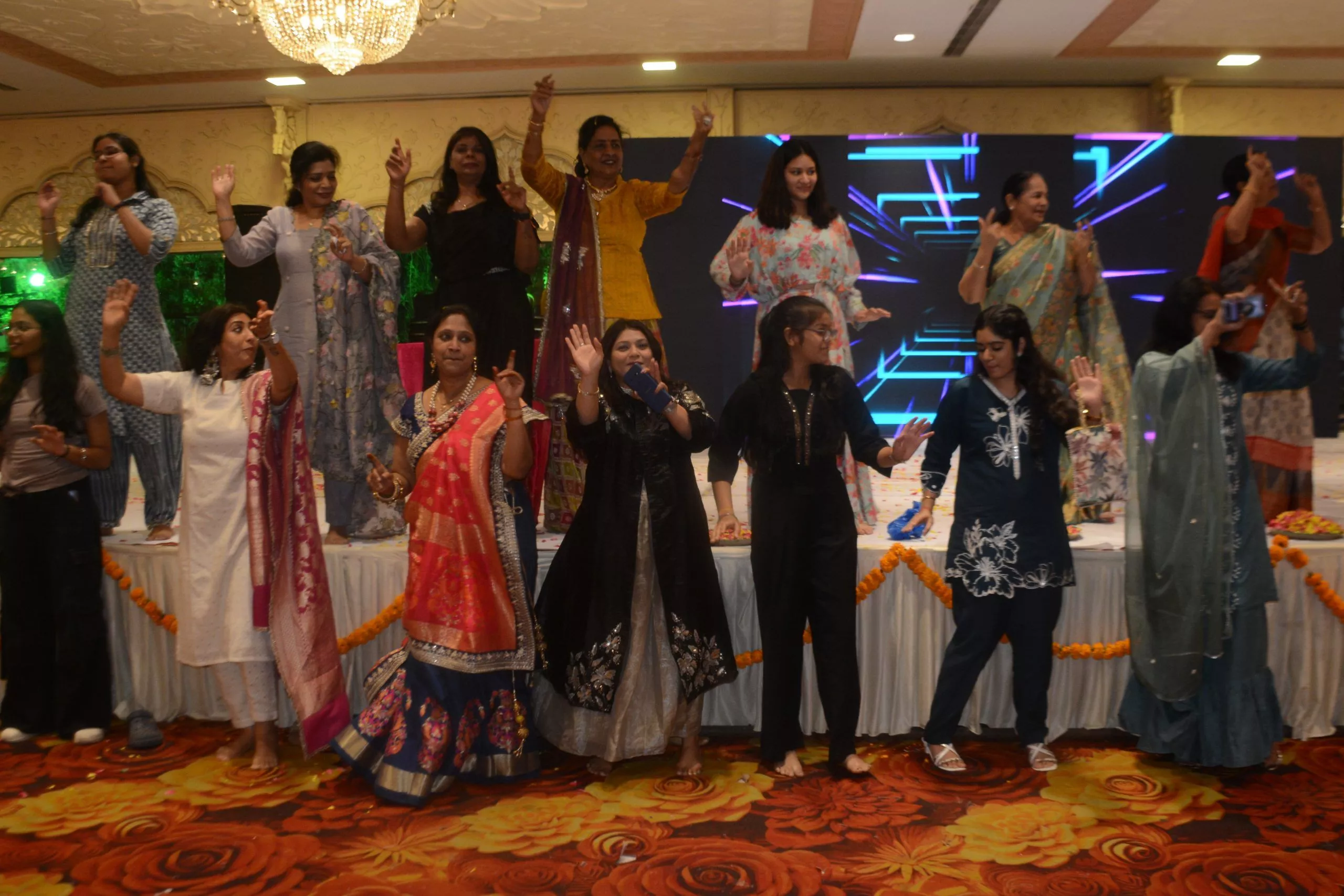 हरियाणा नागरिक संघ के होली उत्सव में रंग-बिरंगे कार्यक्रम का दृश्य