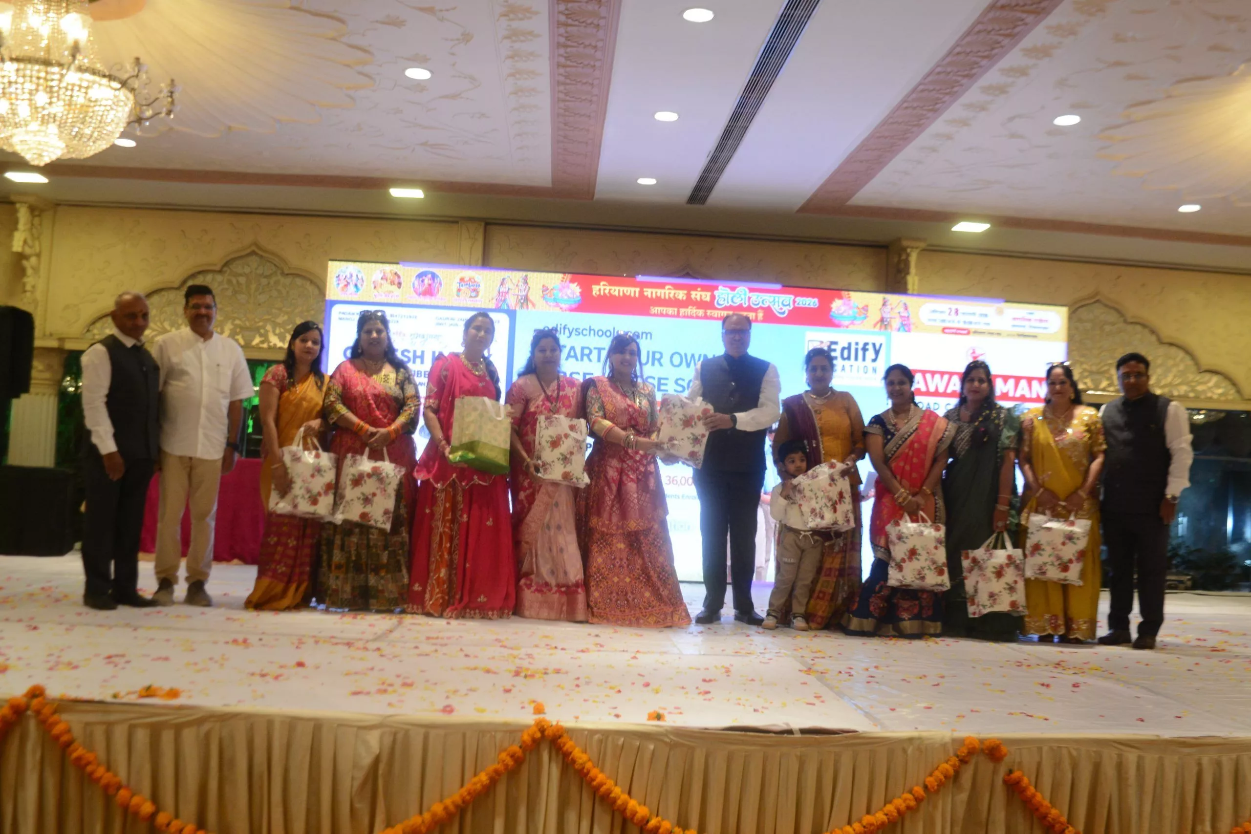 हरियाणा नागरिक संघ के होली उत्सव में रंग-बिरंगे कार्यक्रम का दृश्य