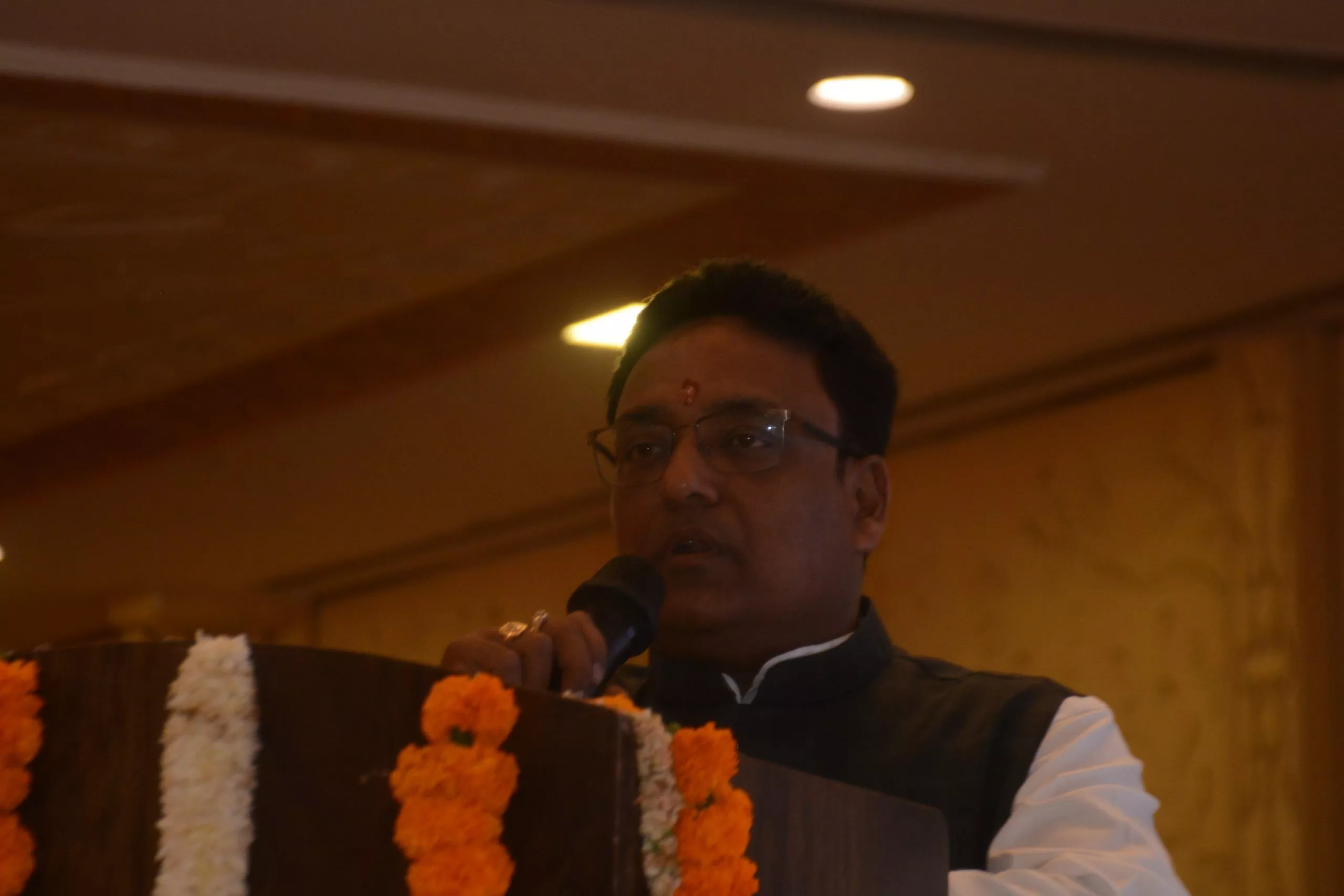 हरियाणा नागरिक संघ के होली उत्सव में रंग-बिरंगे कार्यक्रम का दृश्य