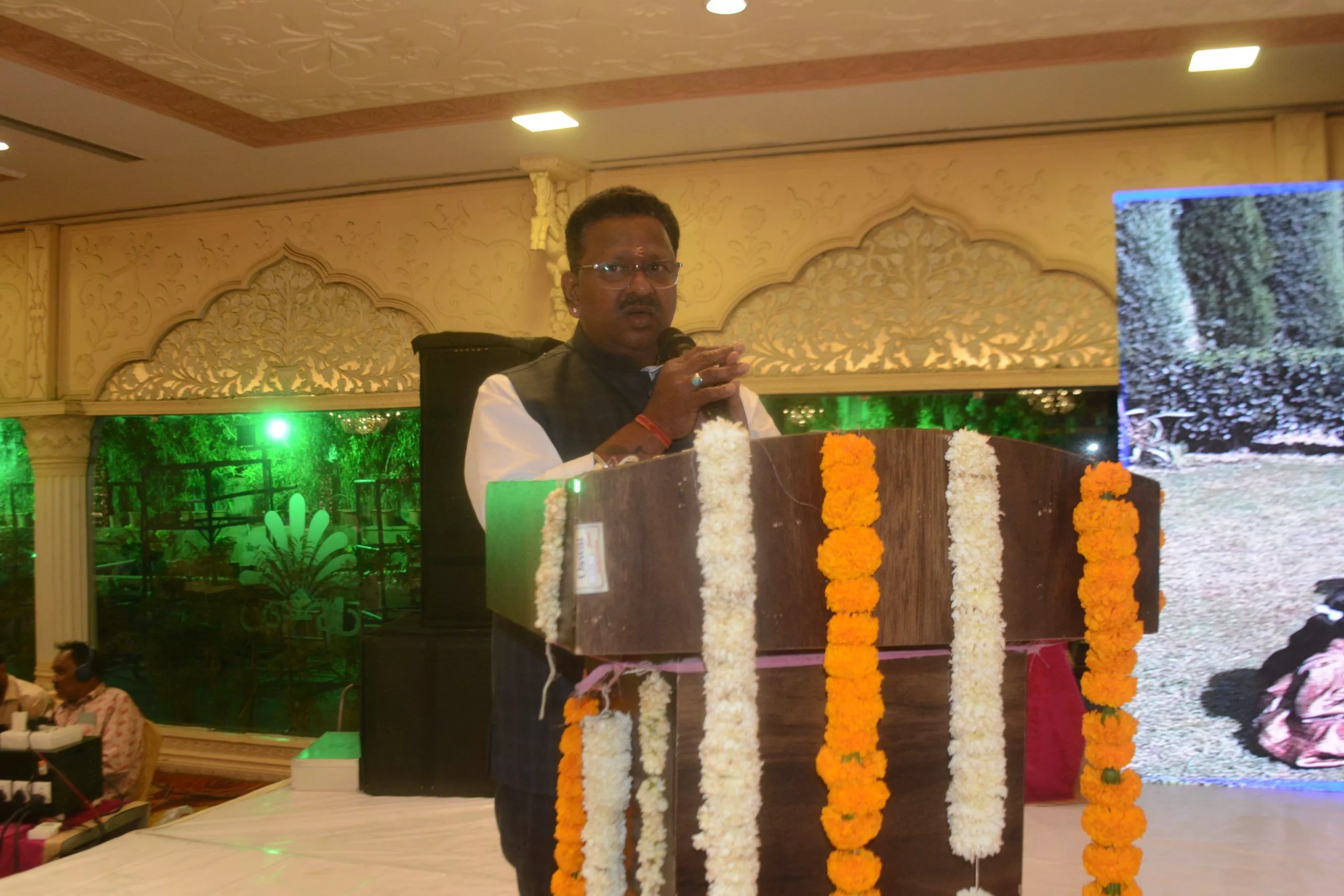 हरियाणा नागरिक संघ के होली उत्सव में रंग-बिरंगे कार्यक्रम का दृश्य