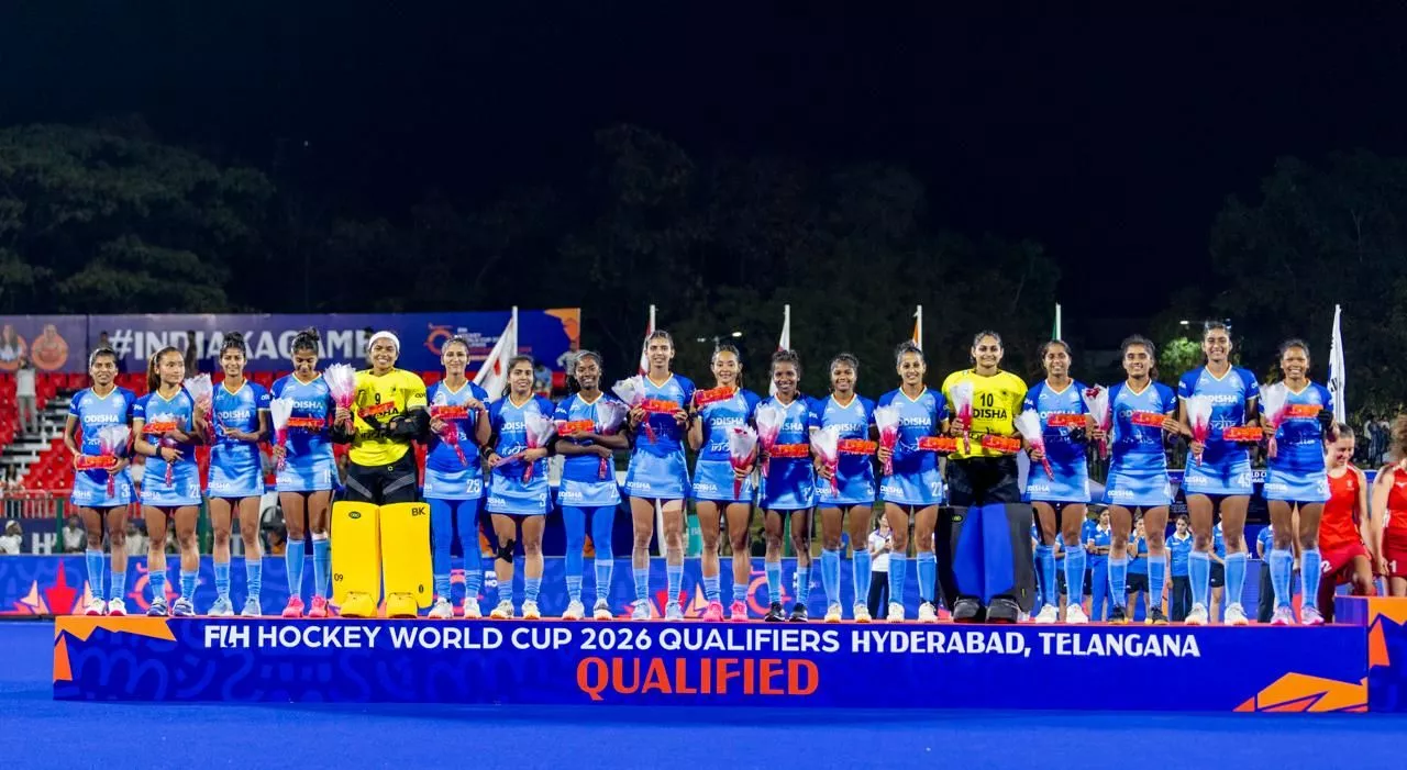 इंग्लैंड और भारत की महिला हॉकी टीम मैच में खेलते हुए