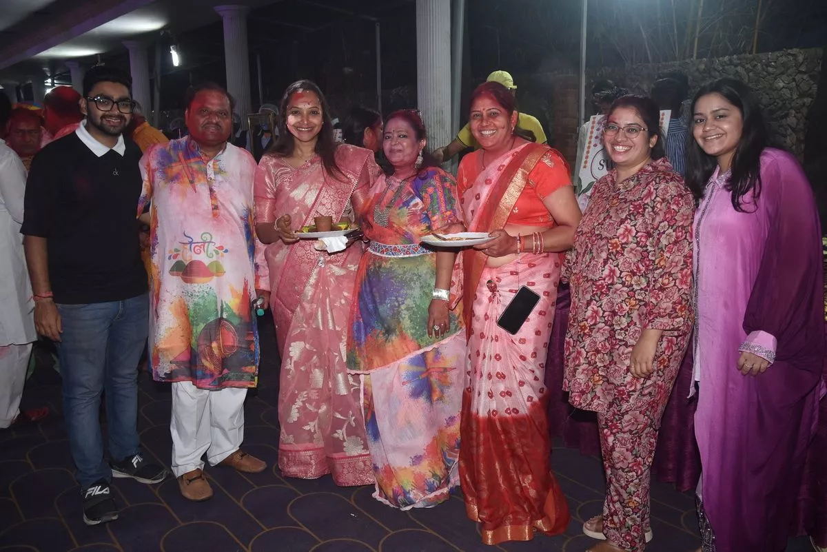 ब्यावर प्रवासियों ने होली मिलन में गुलाल खेलकर उत्सव मनाया