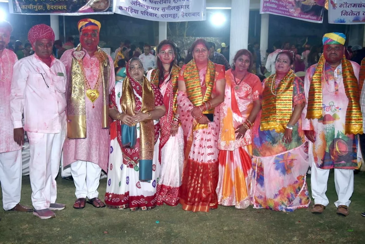 ब्यावर प्रवासियों ने होली मिलन में गुलाल खेलकर उत्सव मनाया