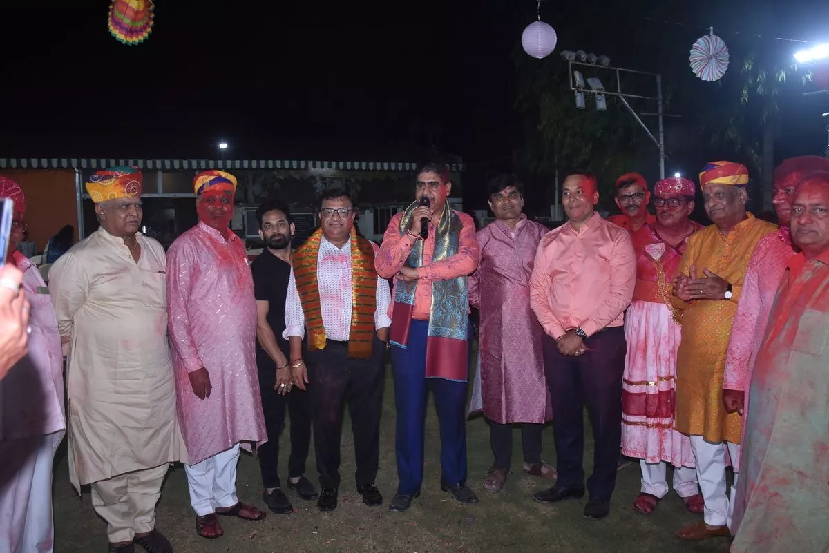 ब्यावर प्रवासियों ने होली मिलन में गुलाल खेलकर उत्सव मनाया