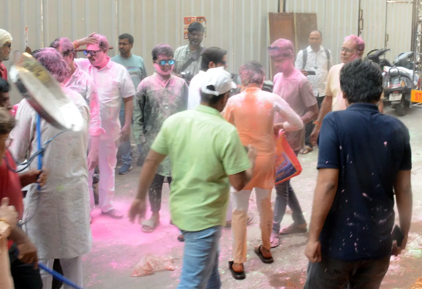 बेगम बाजार होली बारात में लोग रंग खेलते हुए