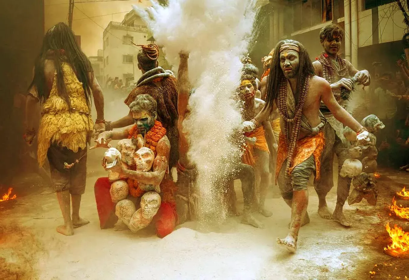 मसान की होली में साधु-संत और राख़ से रंग खेल