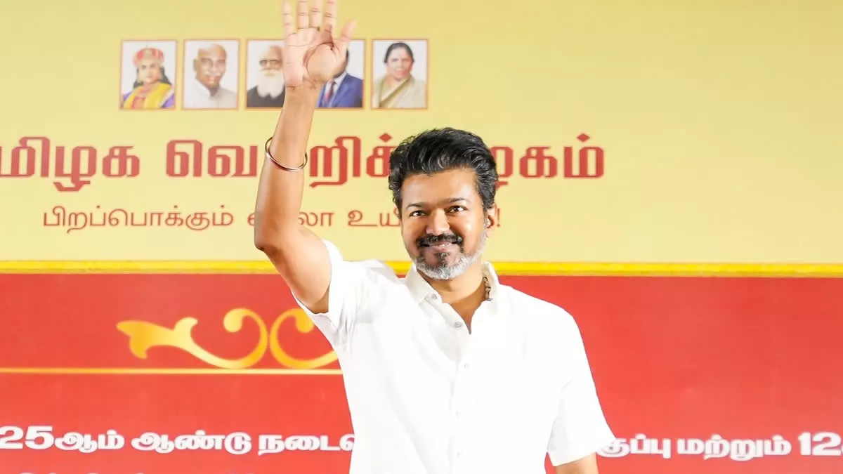 अभिनेता और टीवीके प्रमुख विजय और भाजपा प्रदेश अध्यक्ष नैनार नागेंद्रन