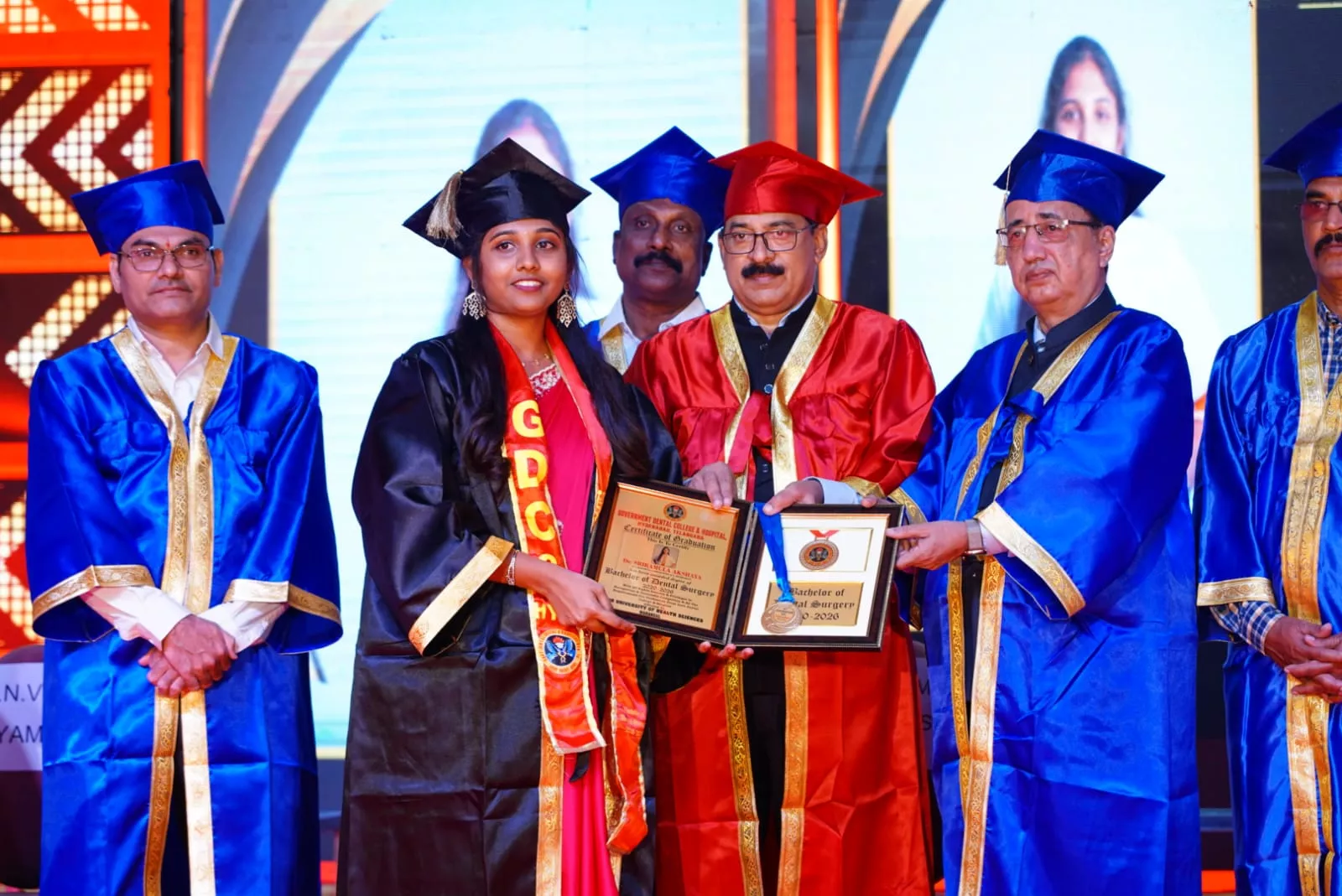 GDCH हैदराबाद में शैक्षणिक यात्रा की सफलता का जश्न मनाते नव-नियुक्त दंत चिकित्सक।