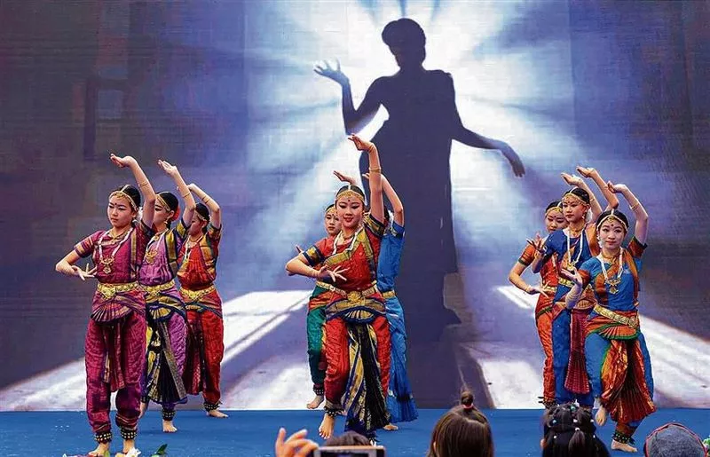 बीजिंग में भारतीय दूतावास के वसंत मेले में उमड़ी भीड़