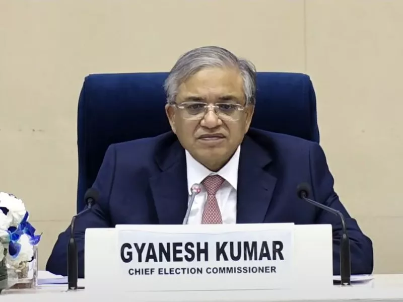 मुख्य चुनाव आयुक्त ज्ञानेश कुमार चुनाव तारीखों का ऐलान करते हुए