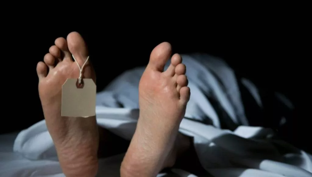 अमेठी में खेत में शव मिलने के बाद जांच करती पुलिस