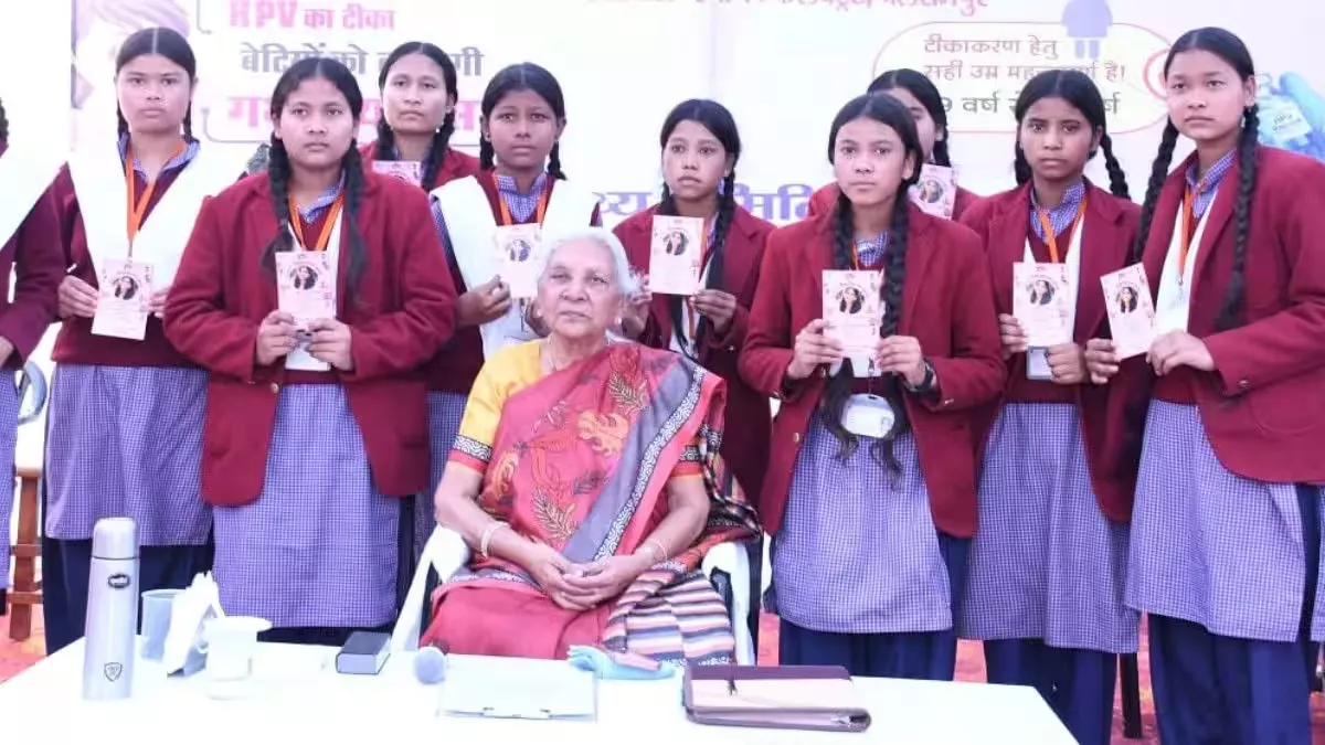 राज्यपाल आनंदीबेन पटेल राष्ट्रीय रक्षा महाविद्यालय (NDC) के अधिकारियों के साथ संवाद करते हुए