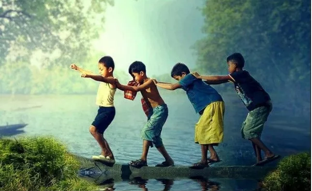 बारिश में कागज की नाव चलाते बच्चे