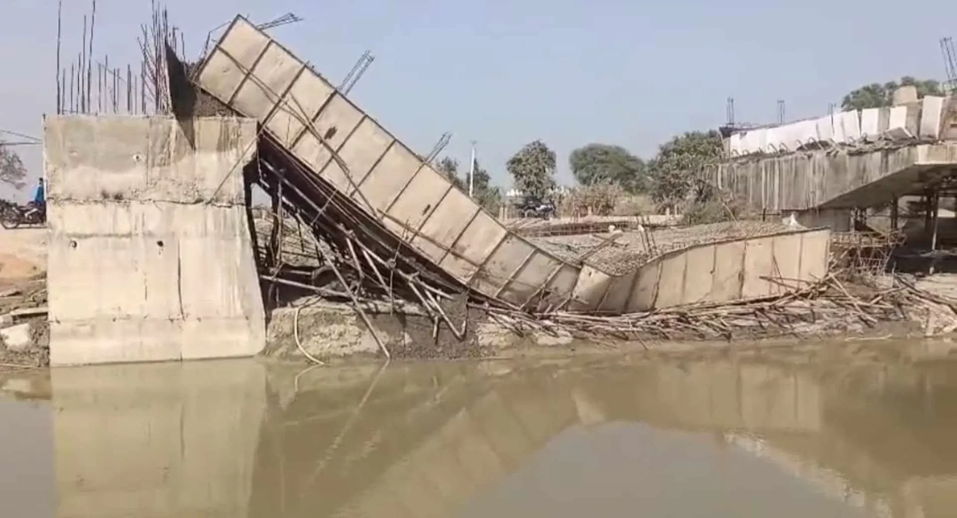 गोपालगंज पुल निर्माण हादसा: अभियंताओं पर सख्त कार्रवाई
