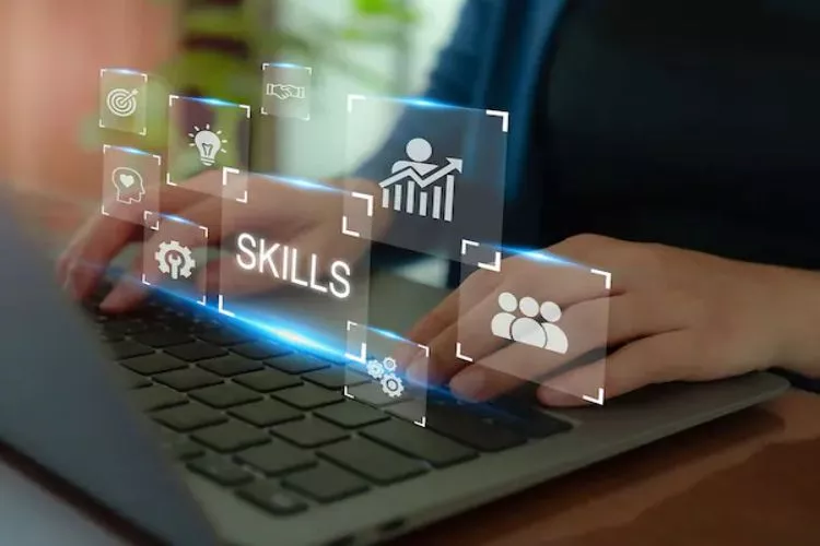 काम करते लोगों की भीड़ का दृश्य