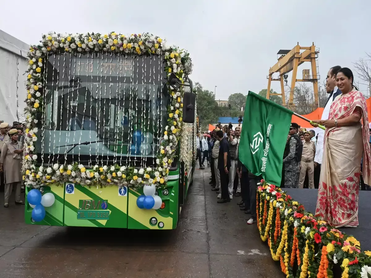 दिल्ली में 300 ई-बसें लॉन्च, DTC बेड़ा 6100 पहुंचा