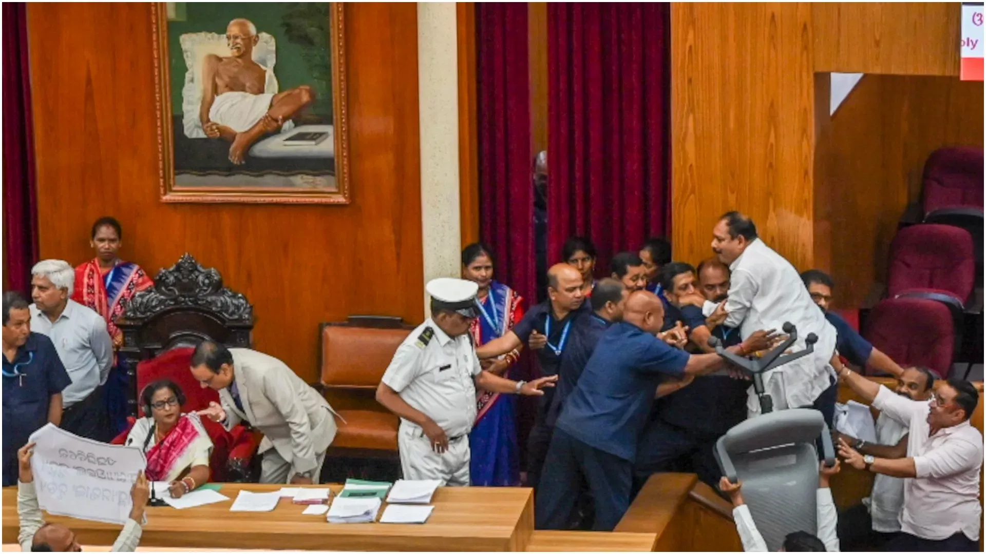 ओडिशा विधानसभा में हंगामे का दृश्य