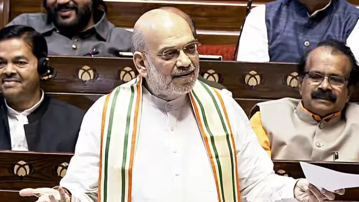 अमित शाह राज्यसभा में विधेयक पेश करते हुए