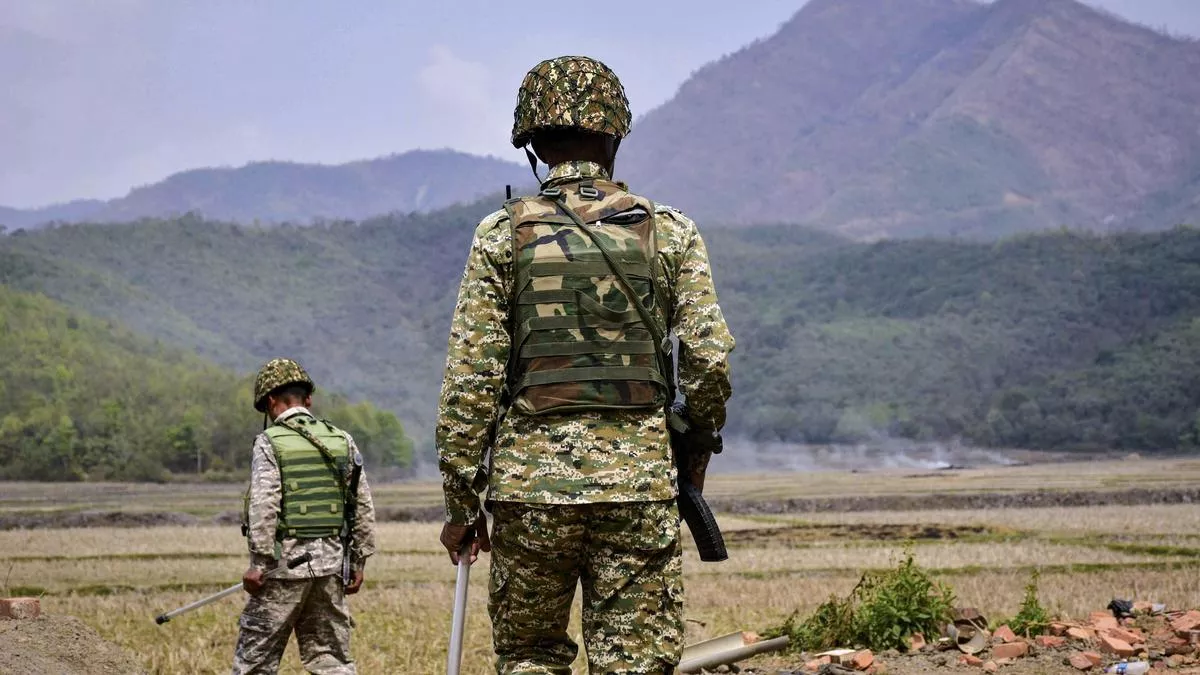 मणिपुर में बरामद हथियार और आईईडी