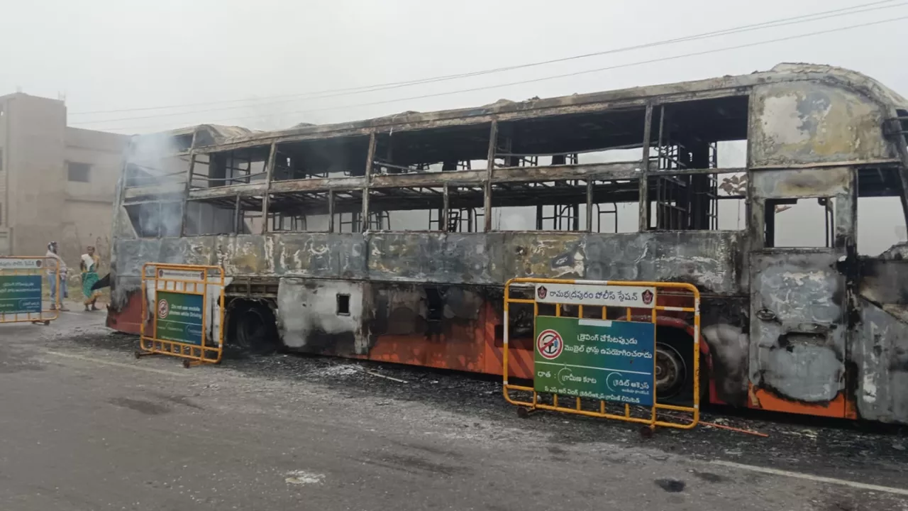 आग से जलती बस और मौके पर बचाव कार्य