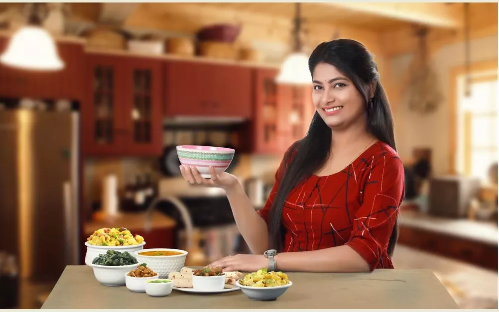 नेहा अपने मछली उत्पादन समूह के साथ काम करती हुई