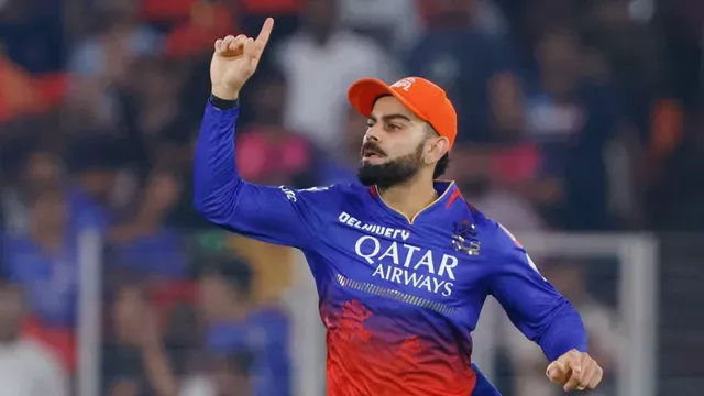 विराट कोहली आरसीबी अभ्यास सत्र में खिलाड़ियों को ट्रेनिंग देते हुए