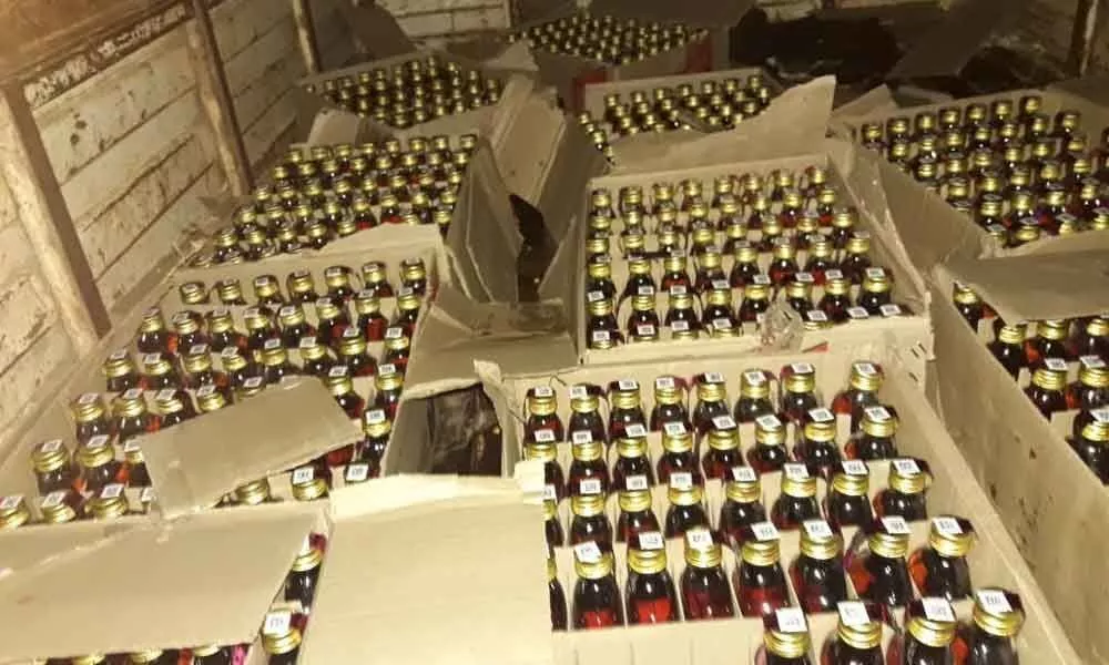 पुलिस द्वारा जब्त की गई अवैध शराब की बोतलें