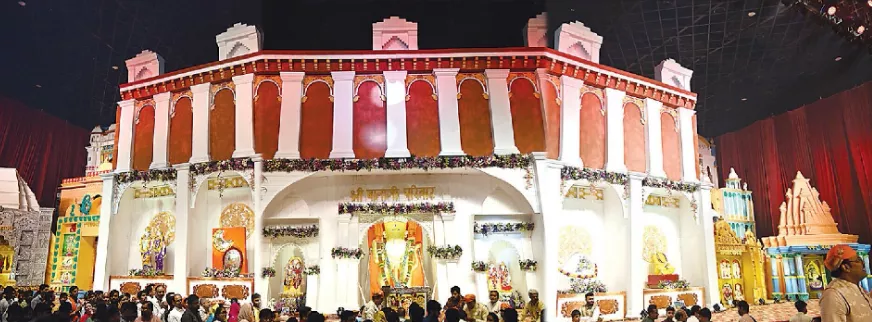भव्य बालाजी दरबार और भजन कार्यक्रम का दृश्य