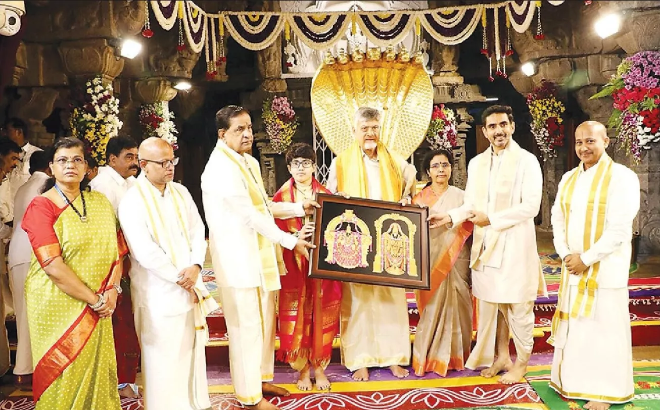 तिरुमला मंदिर में परिवार संग दर्शन करते नायडू