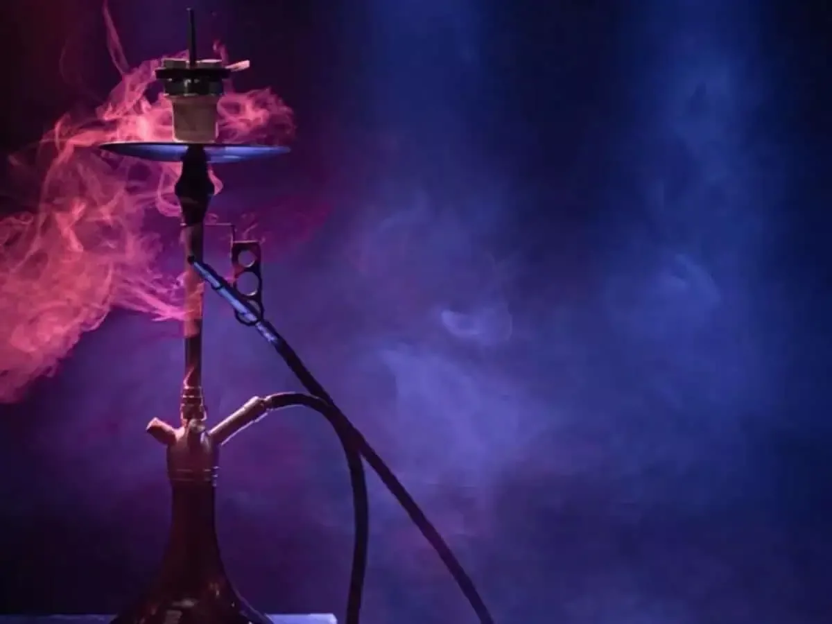 हुक्का सेंटर पर पुलिस छापे के दौरान का दृश्य