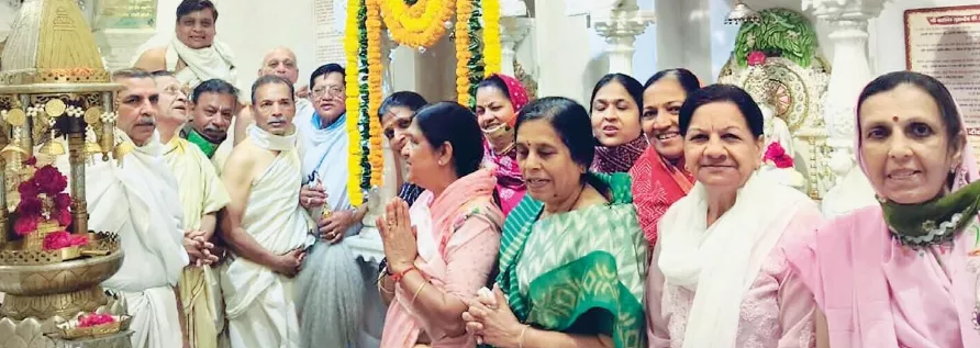 गौतम स्वामी जयंती पर मंदिर में पूजन का दृश्य