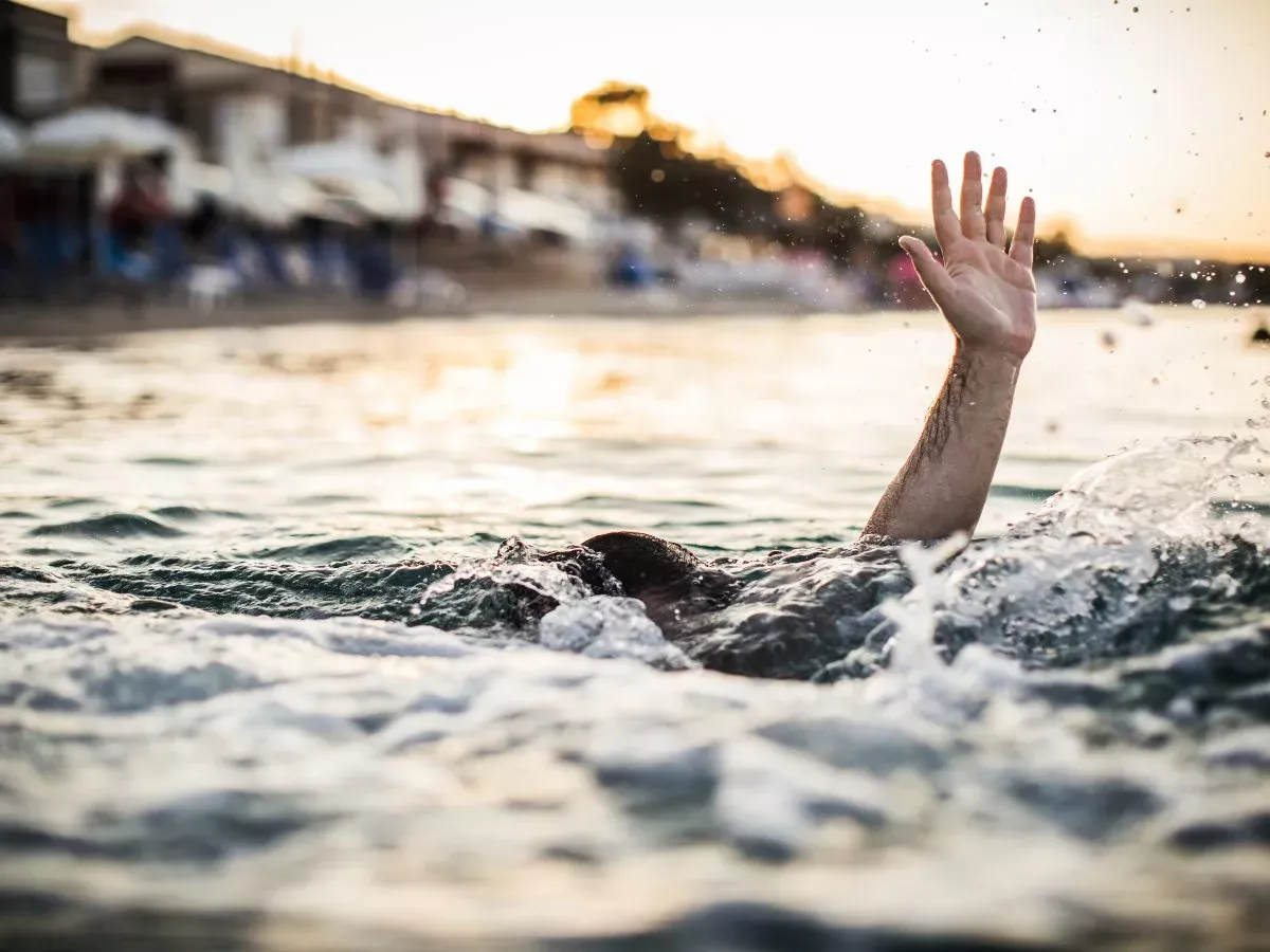 तालाब में डूबने की घटना के बाद पुलिस की मौजूदगी