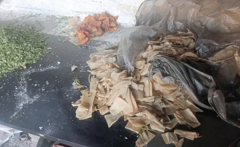 जियागुड़ा में पुलिस द्वारा अवैध समोसा केंद्र छापा