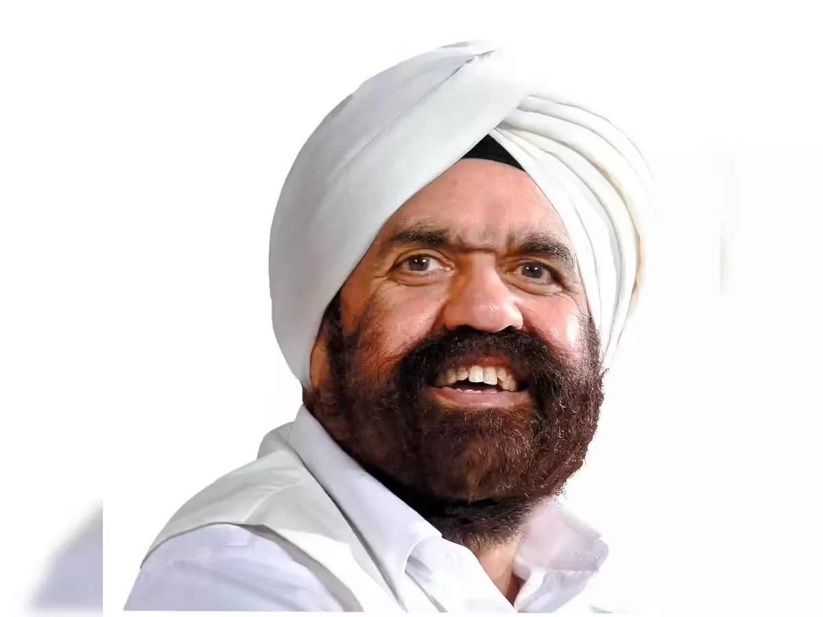 संत राजिंदर सिंह महाराज ध्यान और प्रवचन देते हुए