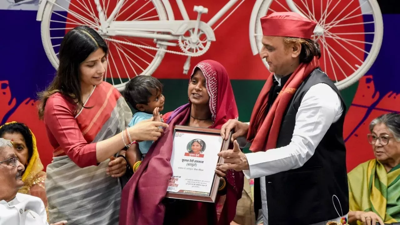 अखिलेश यादव महिलाओं के सशक्तिकरण योजना की घोषणा करते हुए