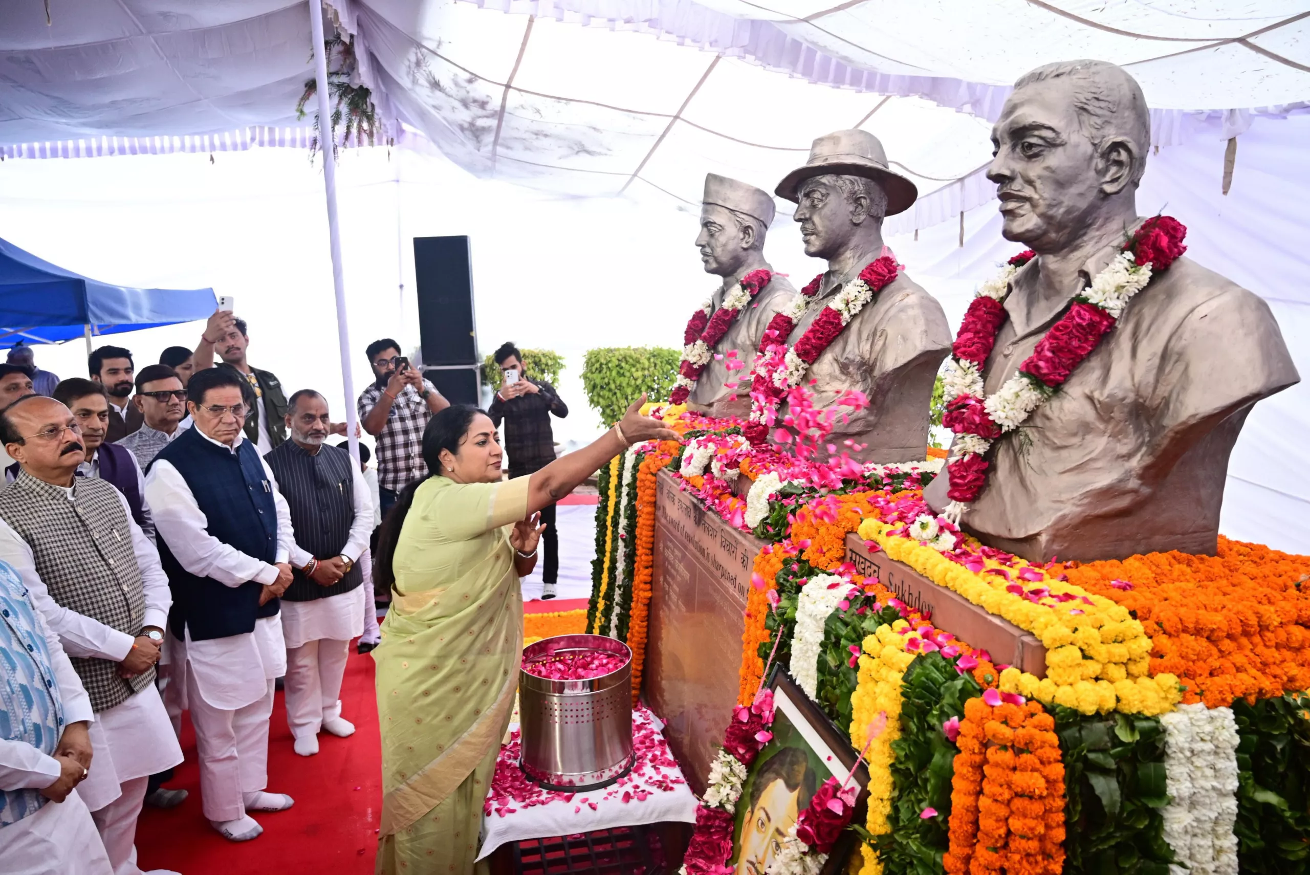मुख्यमंत्री रेखा गुप्ता भगत सिंह की प्रतिमा का अनावरण करती हुई