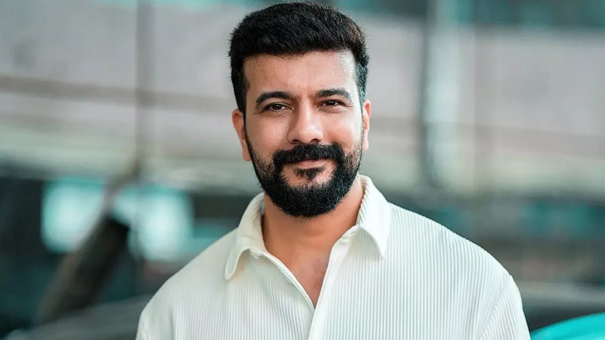 रमेश पिशारोडी पत्रकारों से बात करते हुए