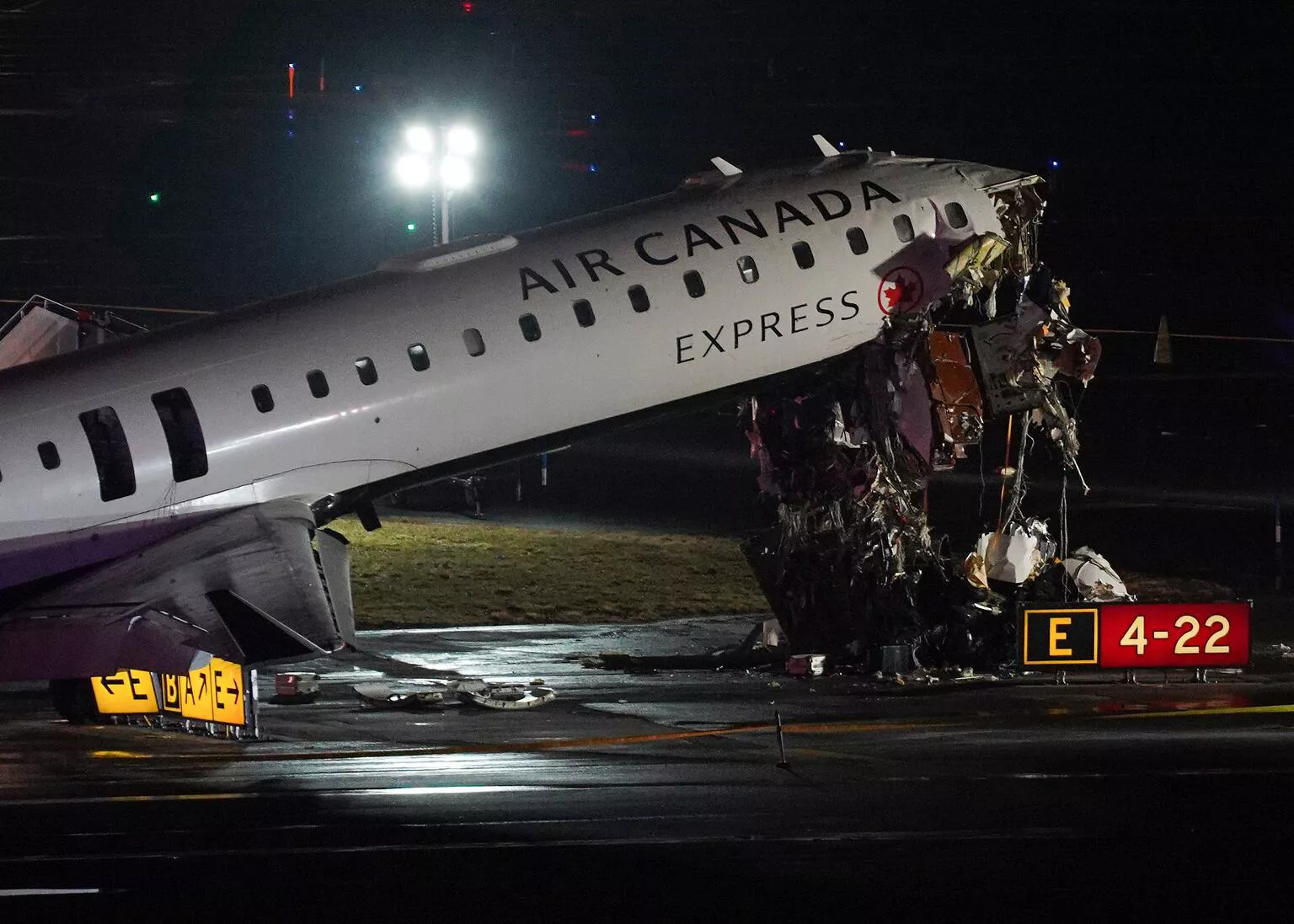 एयर कनाडा विमान के टकराव का दृश्य, विमान के सामने का हिस्सा क्षतिग्रस्त