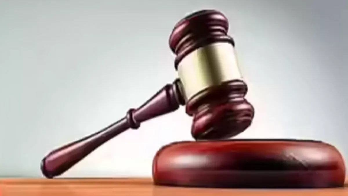 बार काउंसिल चुनाव परिणाम घोषित करते अधिकारी