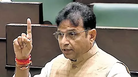 हैदराबाद में निर्माणाधीन फ्लाईओवर और सड़क परियोजना