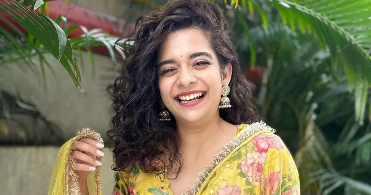 मिथिला पालकर मुस्कुराते हुए कैमरे के सामने