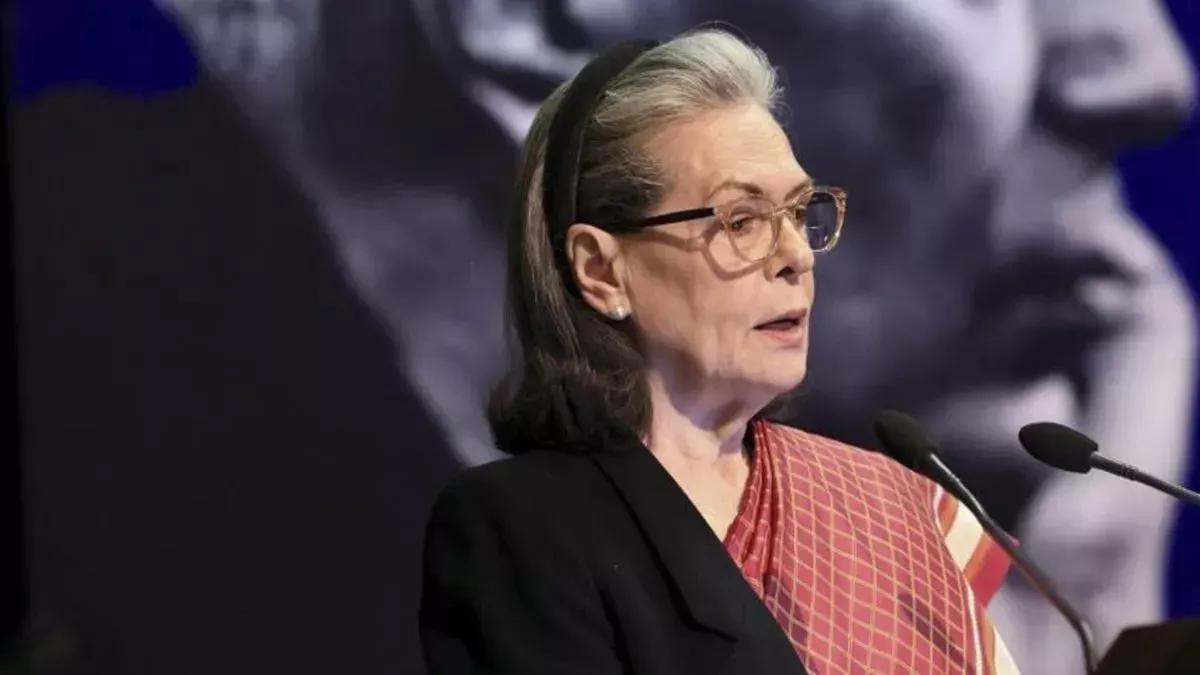 Sonia Gandhi की तबीयत फिलहाल स्थिर बताई जा रही है और वह चिकित्सकों की निगरानी में हैं।