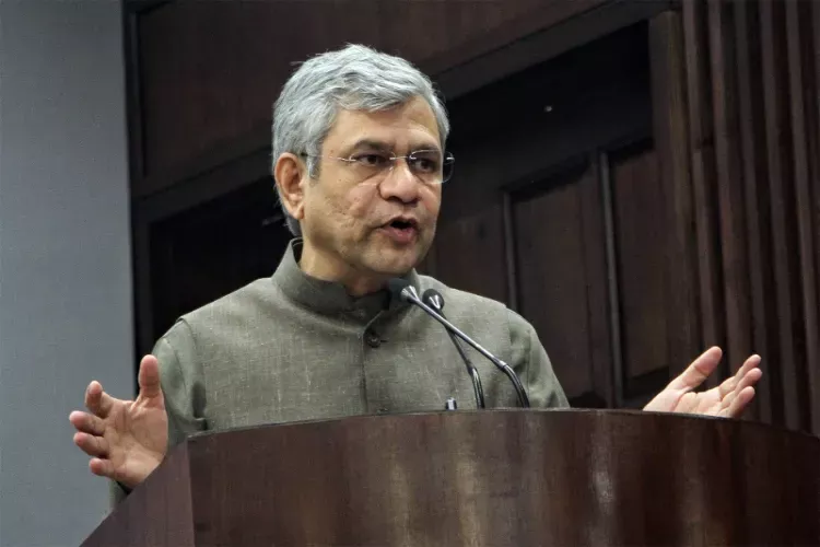 IRCTC पोर्टल से 3 करोड़ फर्जी खातों को हटाया गया है, जिससे सिस्टम और पारदर्शी होगा।