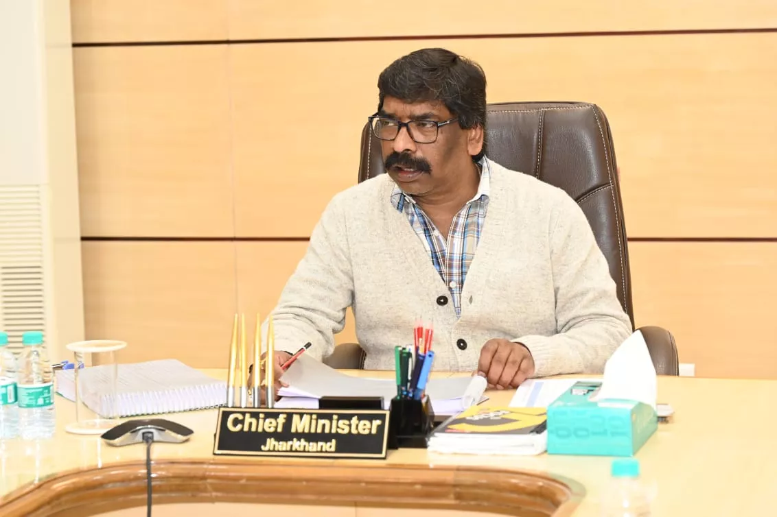 धनबाद में CM हेमंत सोरेन का पोस्टर सड़क पर, जांच शुरू