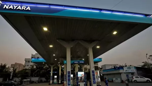 नायरा एनर्जी ने पेट्रोल की कीमत में ₹5 और डीजल में ₹3 प्रति लीटर की बढ़ोतरी की। जानिए नए रेट और आम लोगों पर इसका असर।