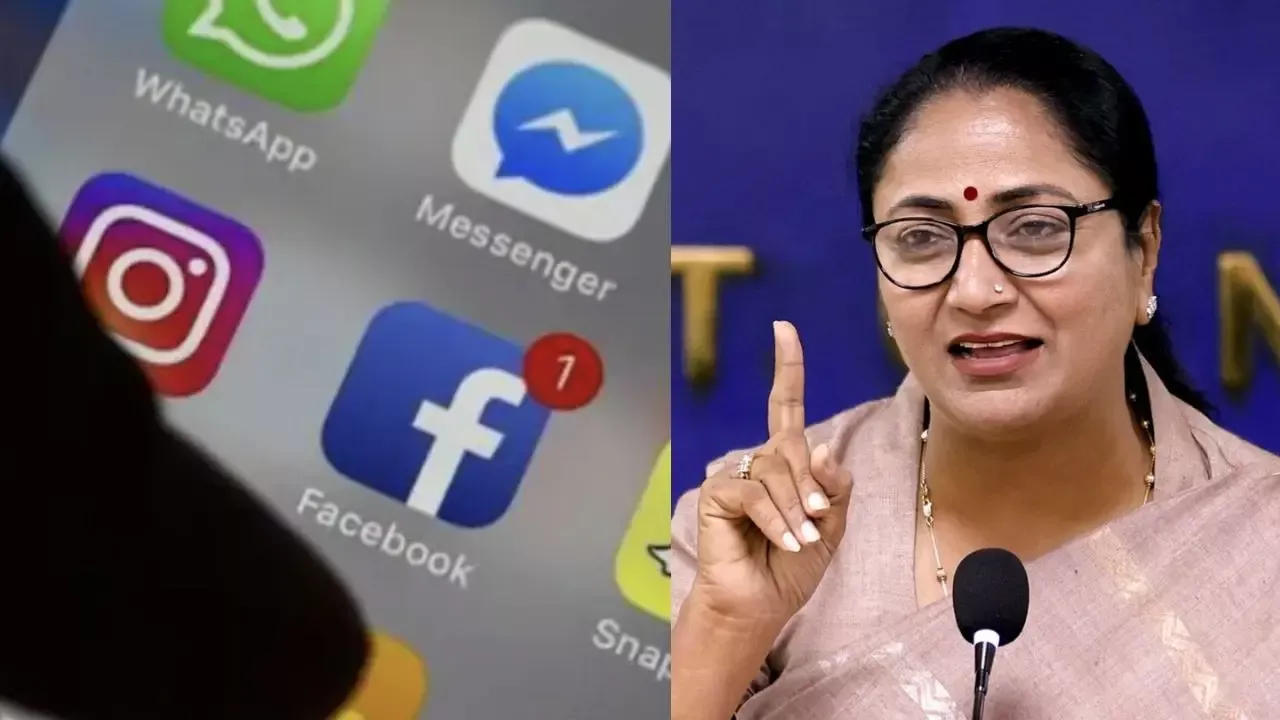 स्कूल परिसर में मोबाइल से वीडियो बनाते छात्र