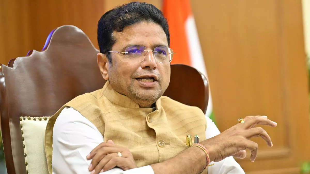 विधानसभा में मेट्रो और विकास पर चर्चा करते मंत्री और विधायक