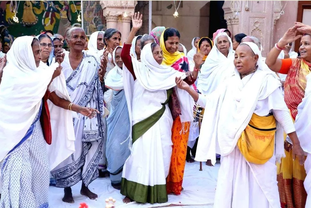 वृंदावन में विधवा महिला भजन करती हुई