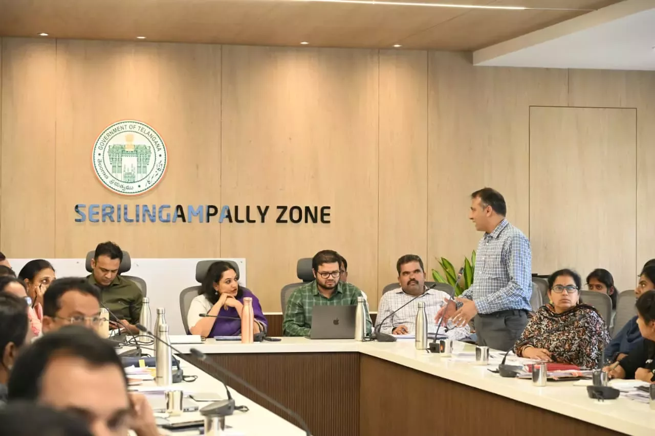 मुख्य सड़क पर स्वच्छता अभियान चलाते सफाई कर्मचारी