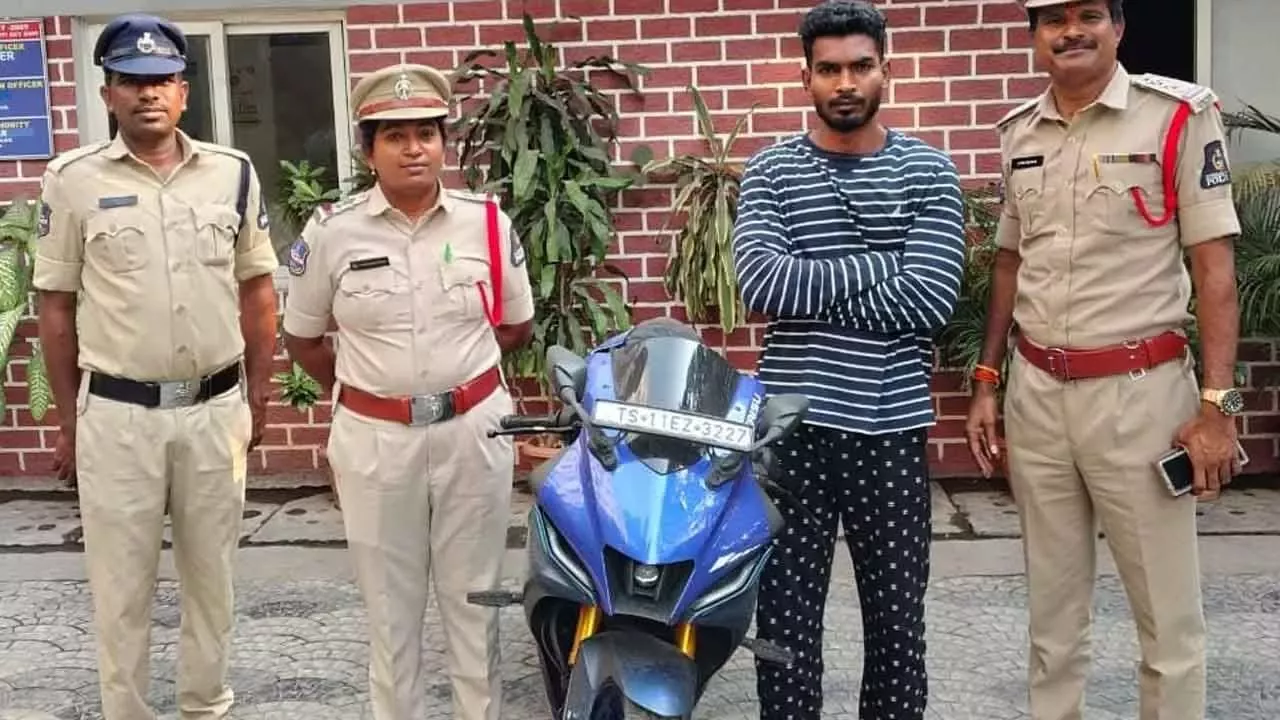 सैफाबाद पुलिस ने सचिवालय के पास स्टंट बाइक युवक पकड़ा